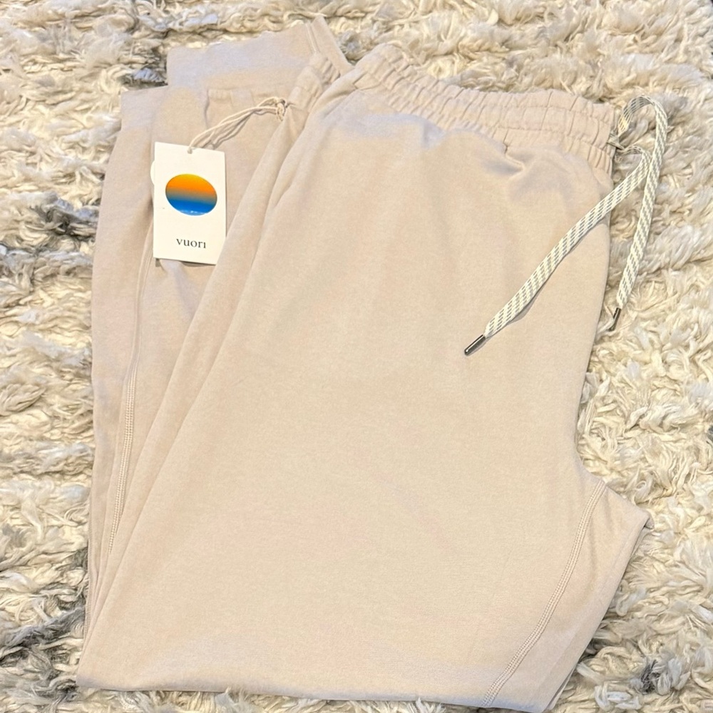 Vuori Women’s NWT Ecru Heather Performance Joggers - Picture 5 of 10